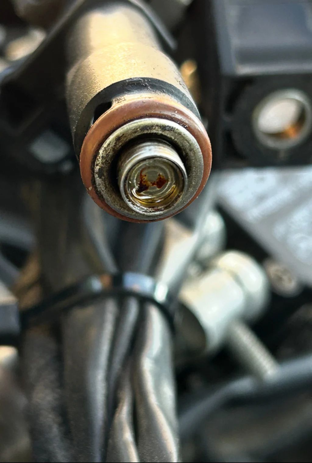 Після заправки на АЗС AMIC Energy форсунки забило коричневою масою, а машина перестала заводитися АЗС 2