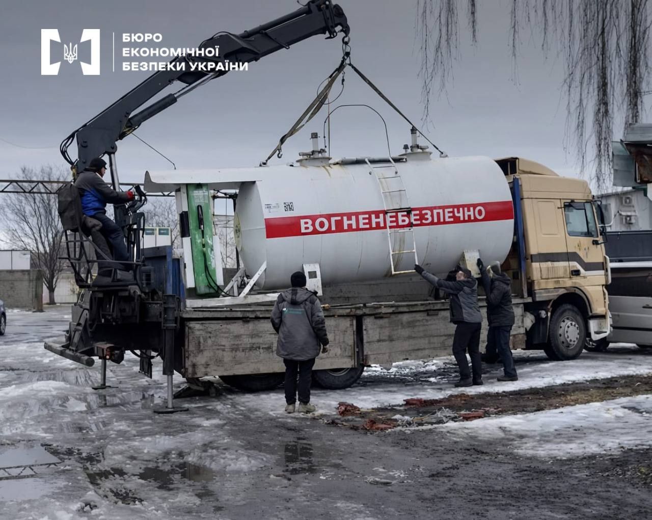 АЗС демонтовано, справу передано до суду: детективи БЕБ викрили незаконний обіг пального на Харківщині