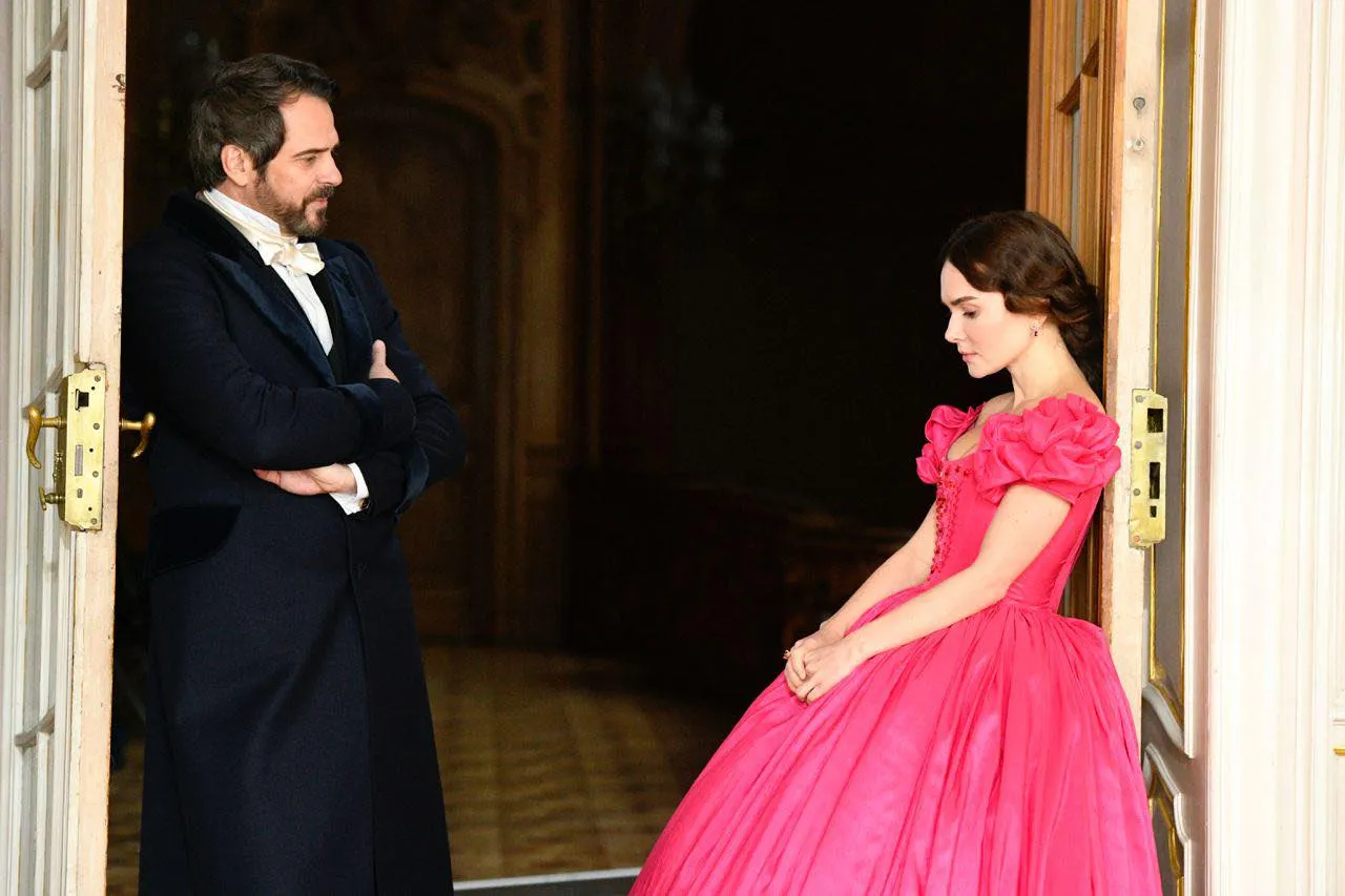 Актеры Павел Делонг и Елена Лавренюк.