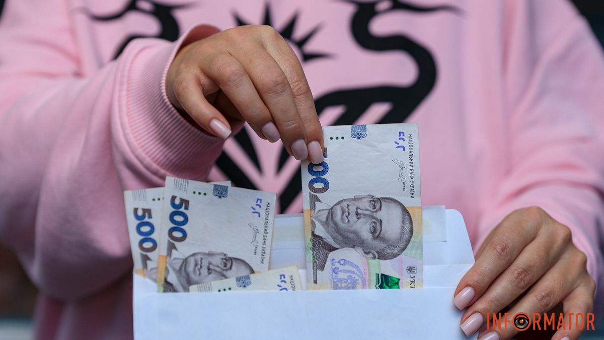 Гроші в конверті, фото: Інформатор