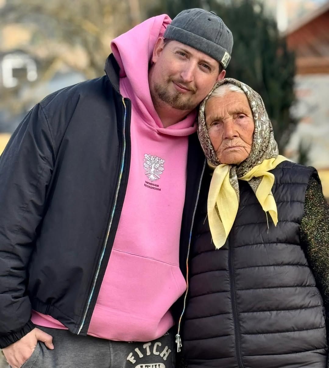 Там такая компания, там будут пить, ты все распьешь и пьешь тебе! Вася Харизма и тетя Анечка.