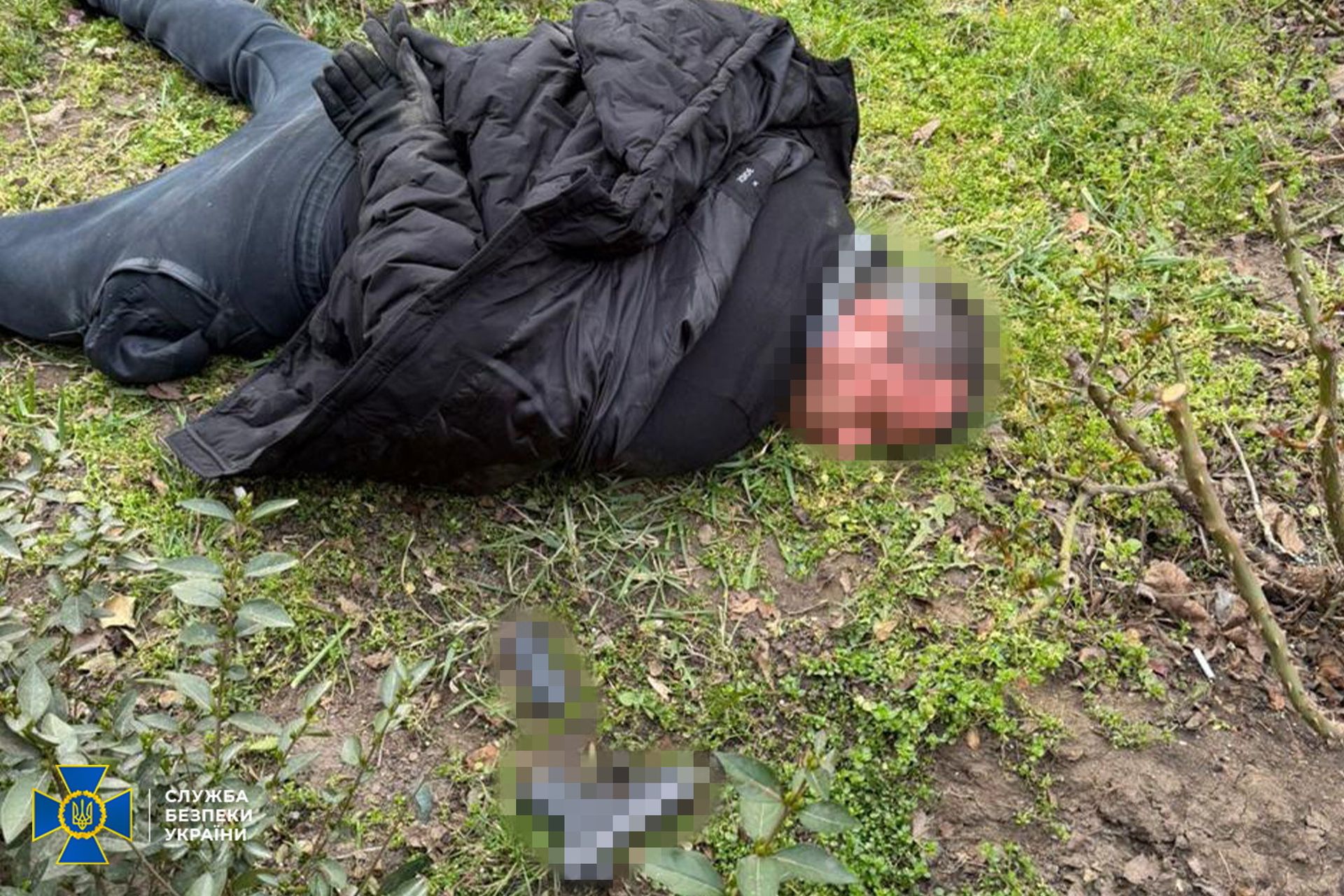 Затриманий кілер та його пістолет лежать на землі Кілер