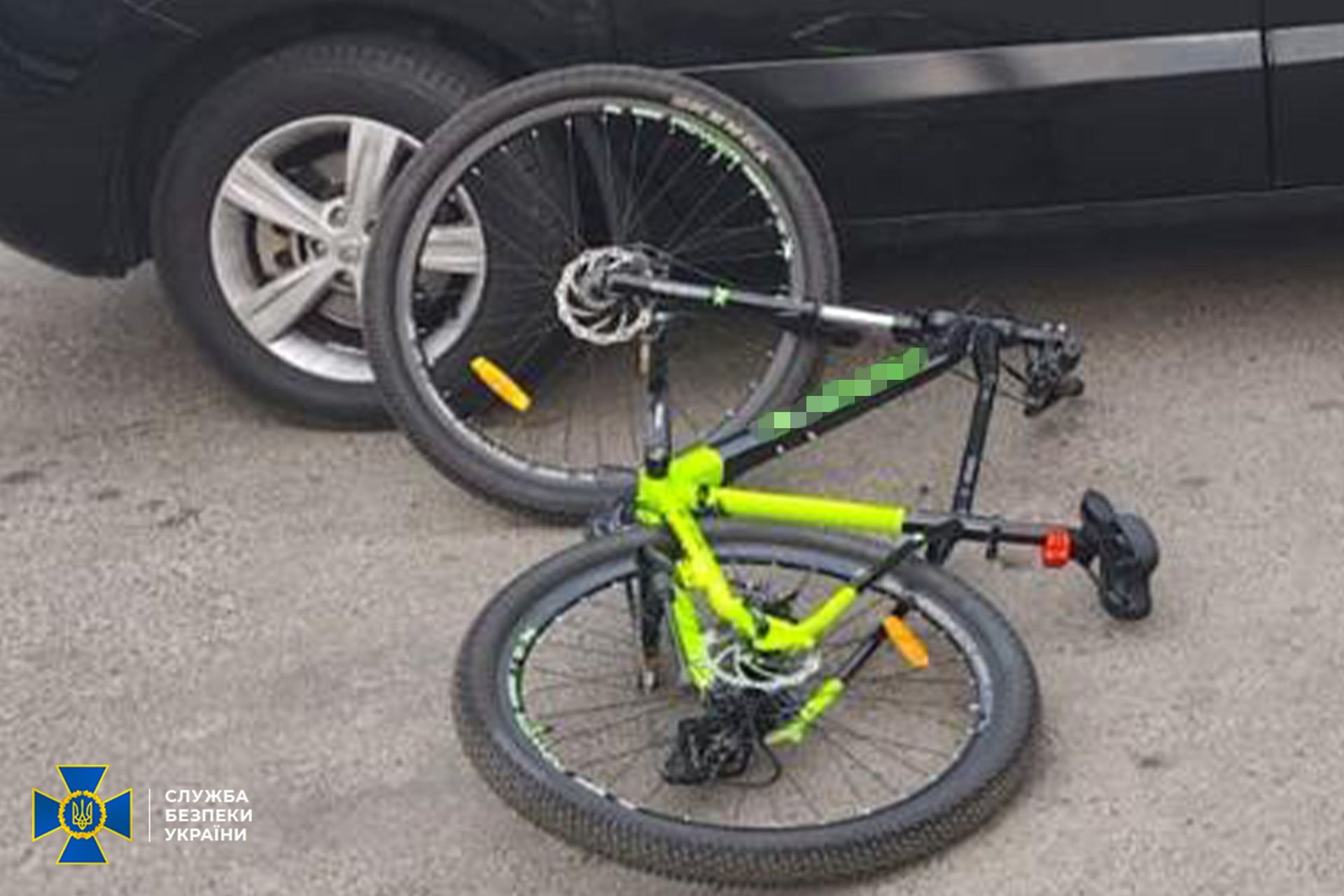 Покинутий велосипед кілера лежить біля автомобіля офіцера Велосипед кілера