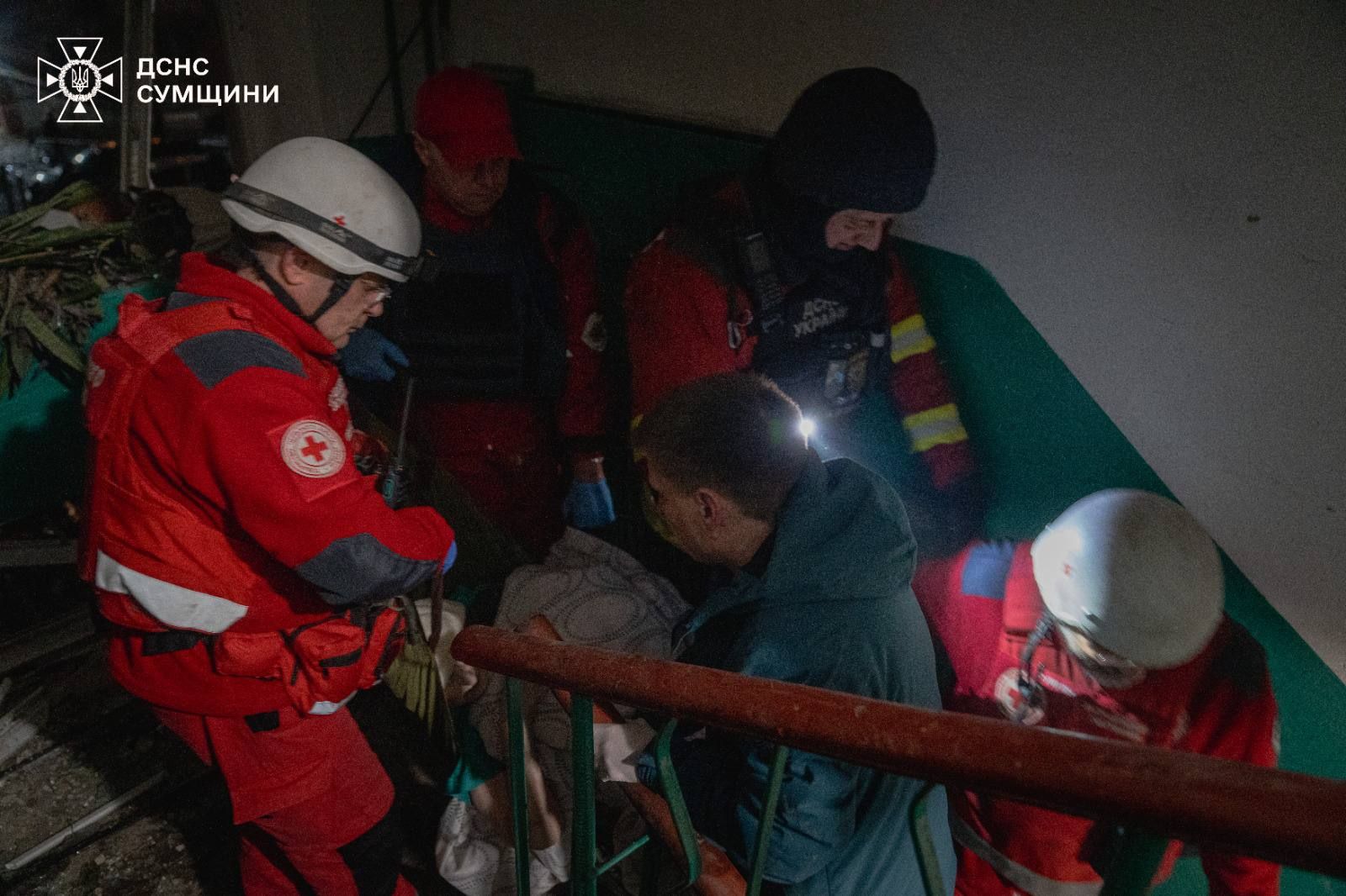 Росіяни в Сумах двічі прицільно били по багатоповерхівках: багато поранених, серед них діти 1