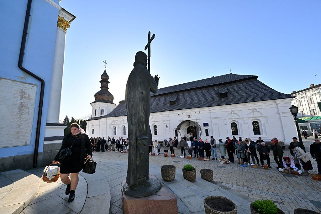 Женщина несет корзины во время пасхальной службы в Михайловском Златоверхом соборе в Киеве
