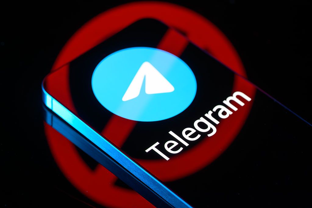Логотип Telegram на екрані смартфона Логотип Telegram на екрані смартфона