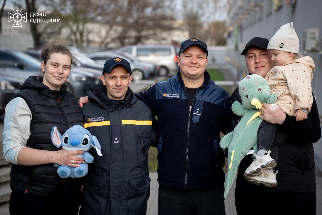 Кароліна, її мама та їхні рятувальники. Фото: ДСНС Кароліна, її мама та їхні рятувальники. Фото: ДСНС