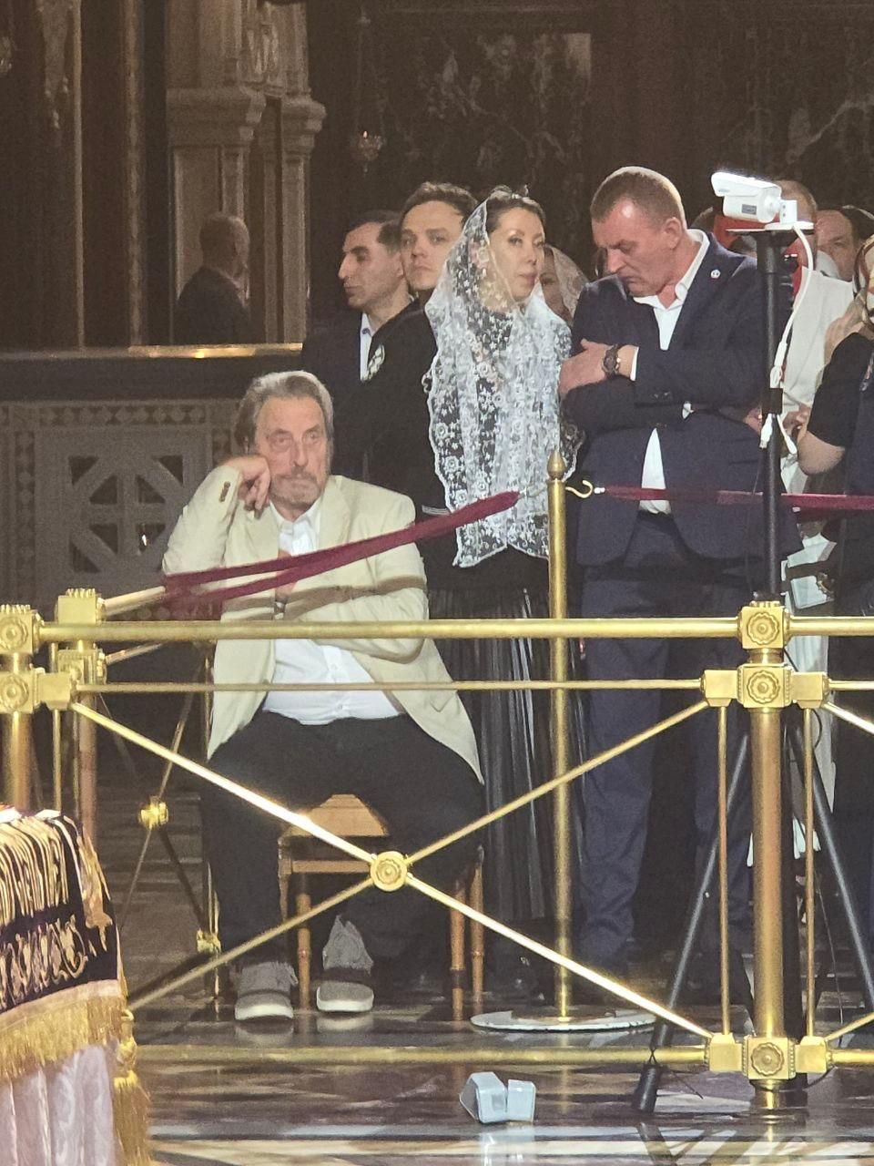 Стояв зі свічкою та чухав лоба: російського правителя Путіна на Великдень помітили у храмі 1