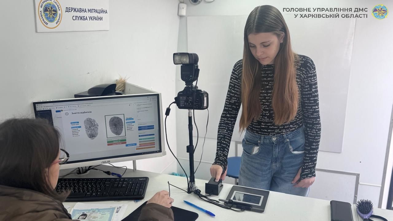 Оформлення загранпаспорту Фото: Державна міграційна служба Оформлення загранпаспорту Фото: Державна міграційна служба