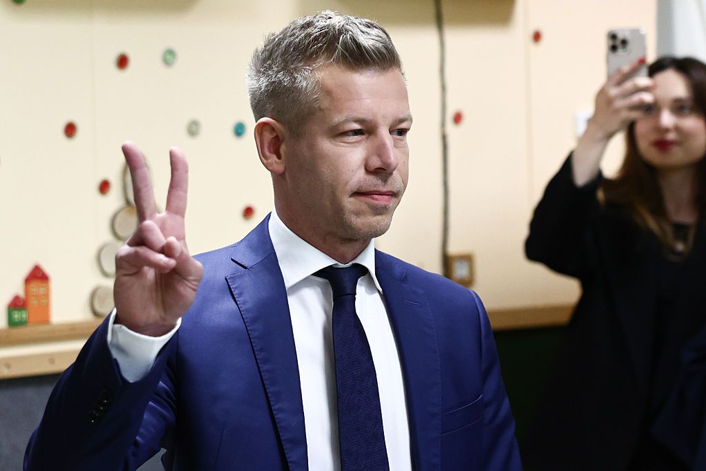 Петер Мадяр Петер Мадяр під час голосування в Угорщині