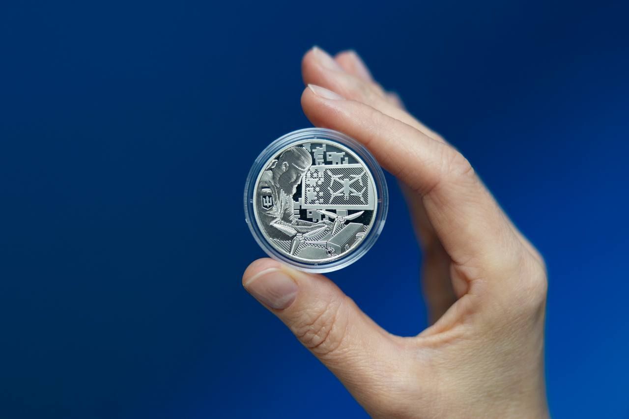 Памятная монета Страна супергероев. Спасибо оружейникам! Фото: НБУ