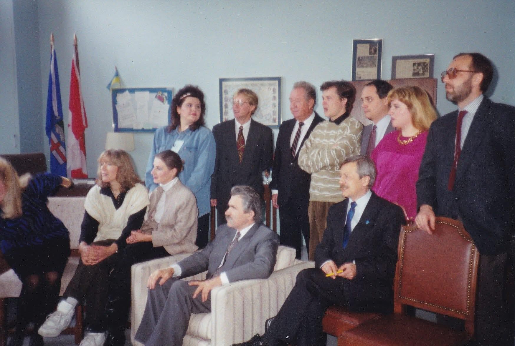 Людмила Клепакова й інші українські журналісти на зустрічі з Левком Лук'яненком в Канаді. Людмила Клепакова, Левко Лук'яненко.