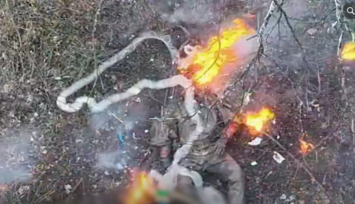 На кадрах відео яскраво палає черговий російський окупант Російський окупант
