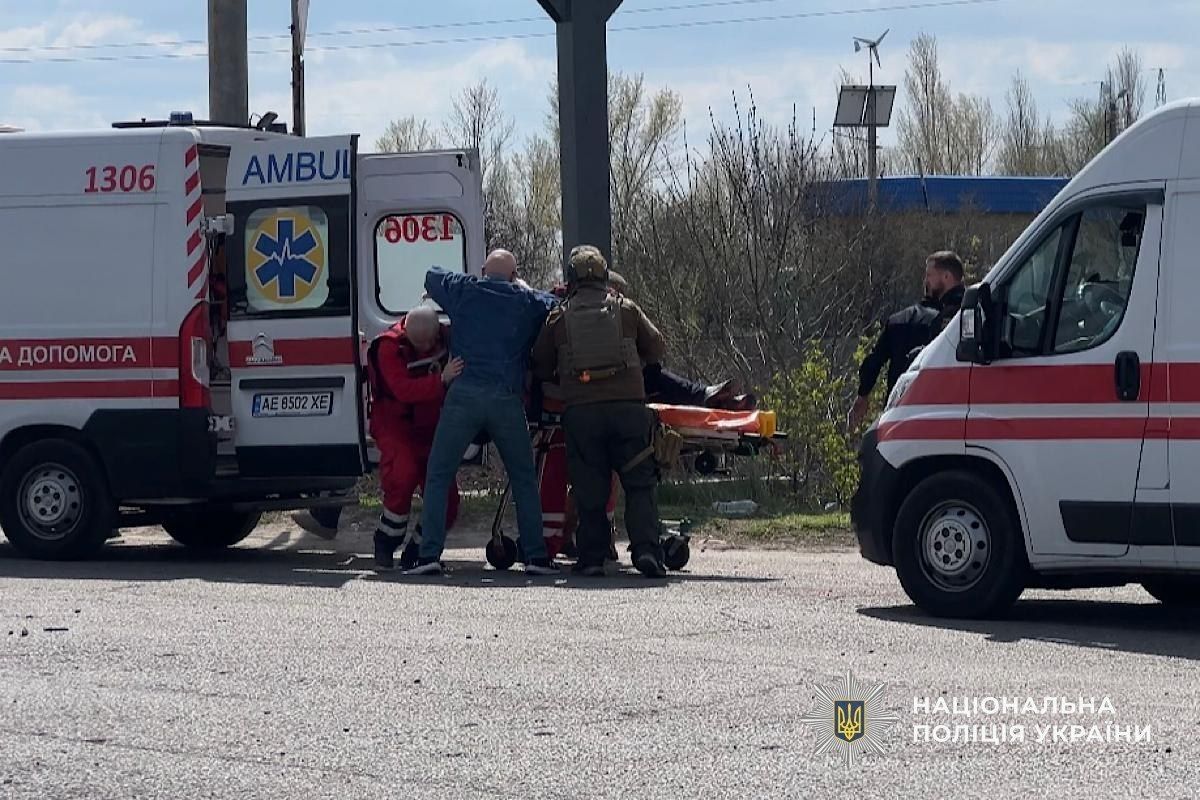 Швидка у Дніпрі евакуює пораненого з місця прильоту. Фото: Національна поліція України Поранені у швидкій в Дніпрі