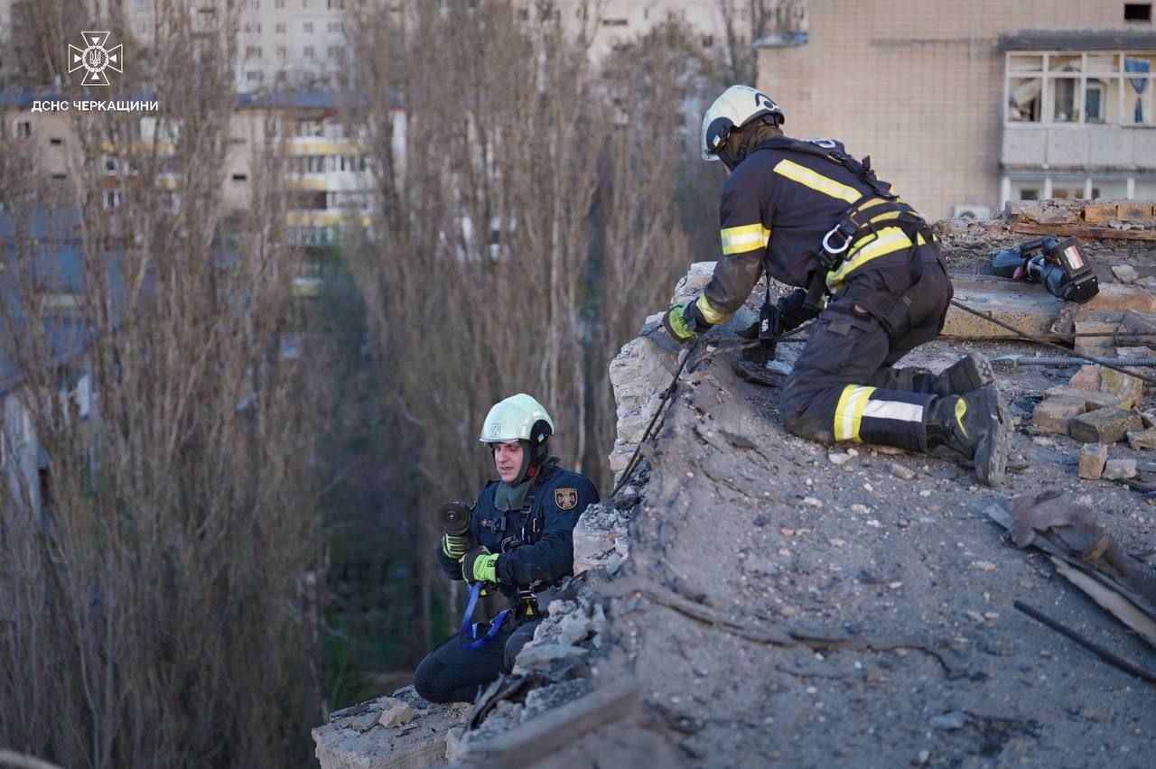обстрел Черкасс В результате российской атаки на Черкассы погиб 8-летний мальчик, есть пострадавшие.