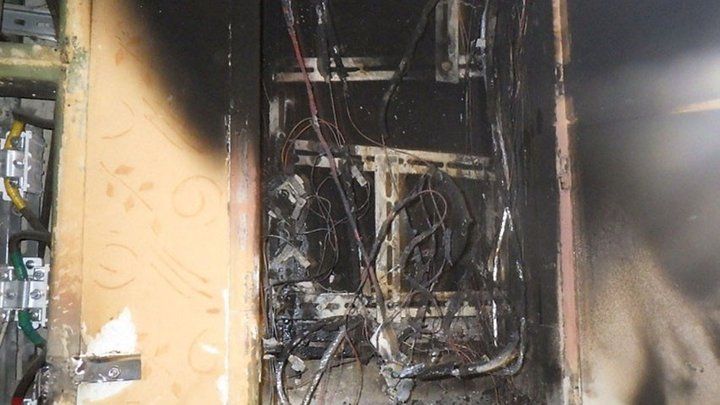 Згоріла телекомунікаційна шафа Зруйнована телекомунікаційна шафа