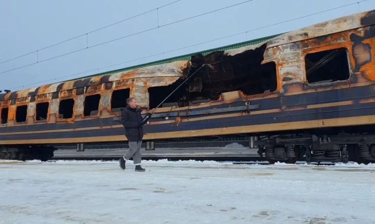 Укрзализныця показала фото поезда, уничтоженного в результате российского обстрела