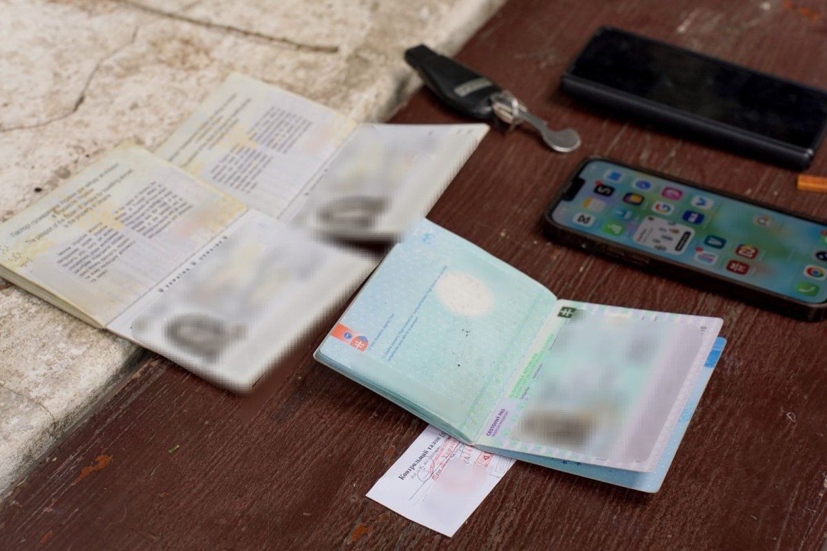 Загранпаспорта, телефоны, флешка