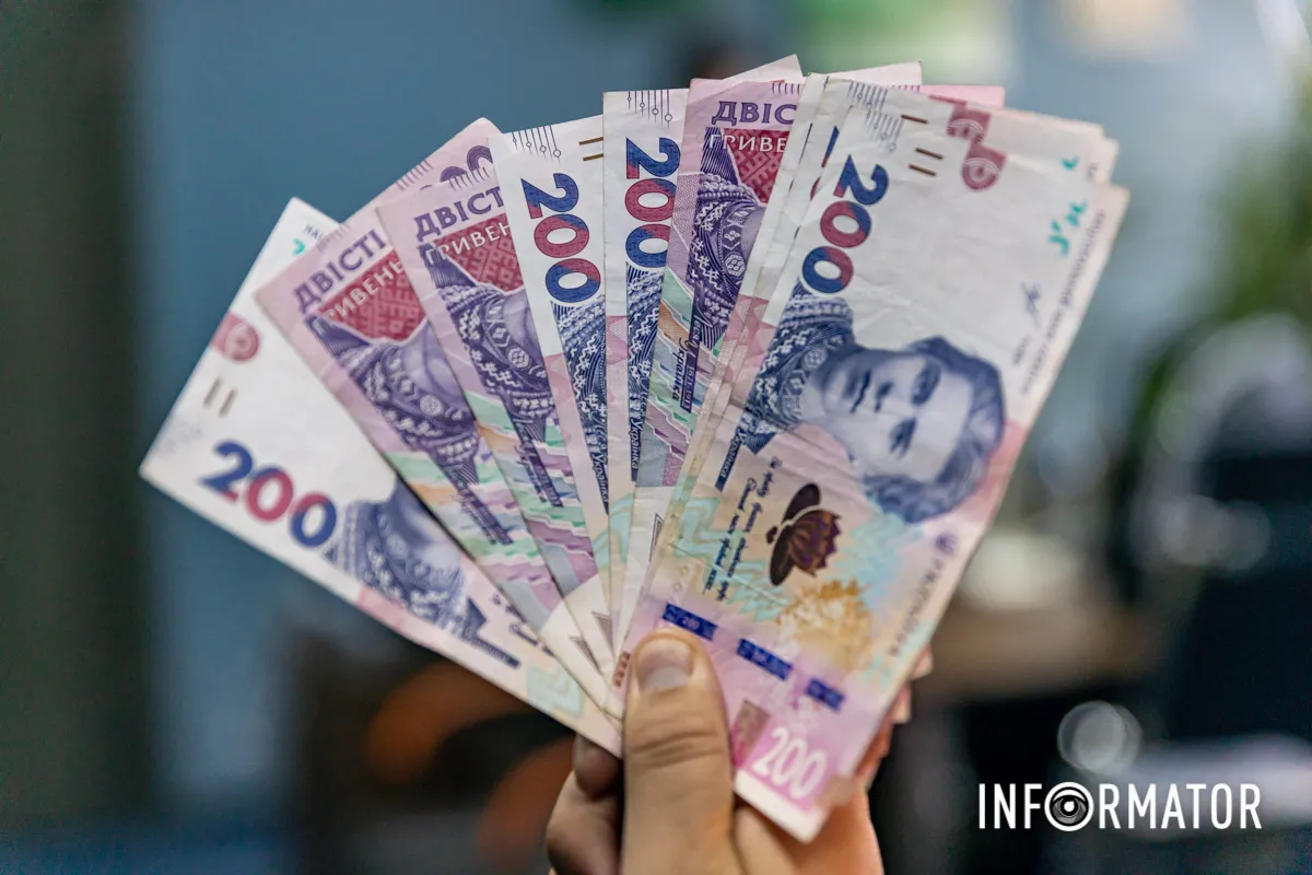 Гроші в руках, фото: Інформатор