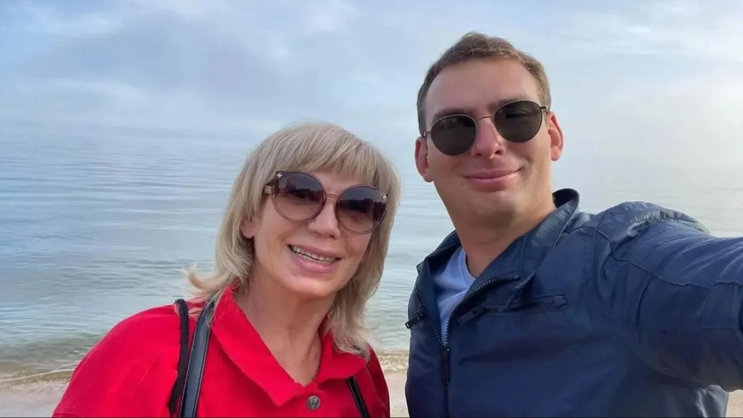 Мати Железняка Ірина Ходаріна мешкає у Москві та володіє комерційною нерухомістю у Донецьку.