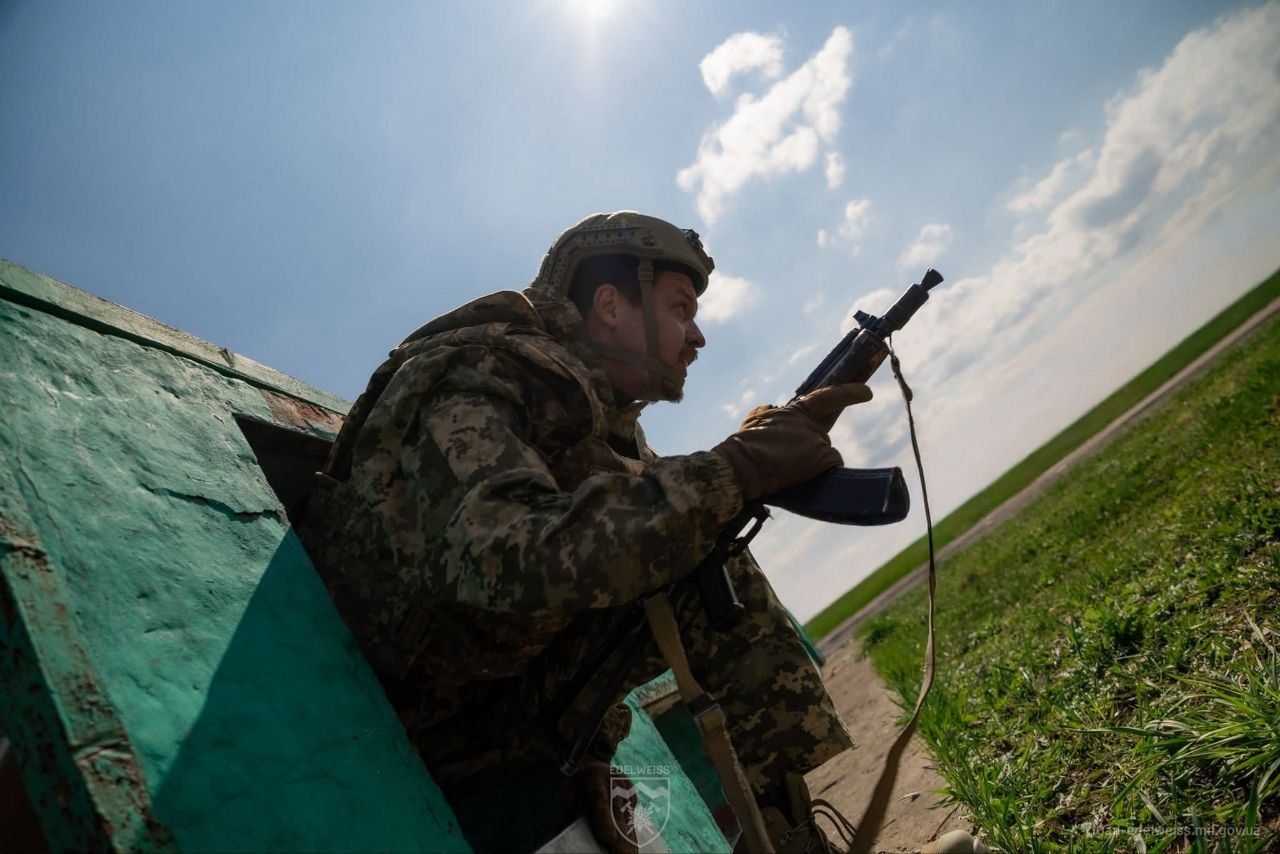 Військовий ЗСУ, зелена трава