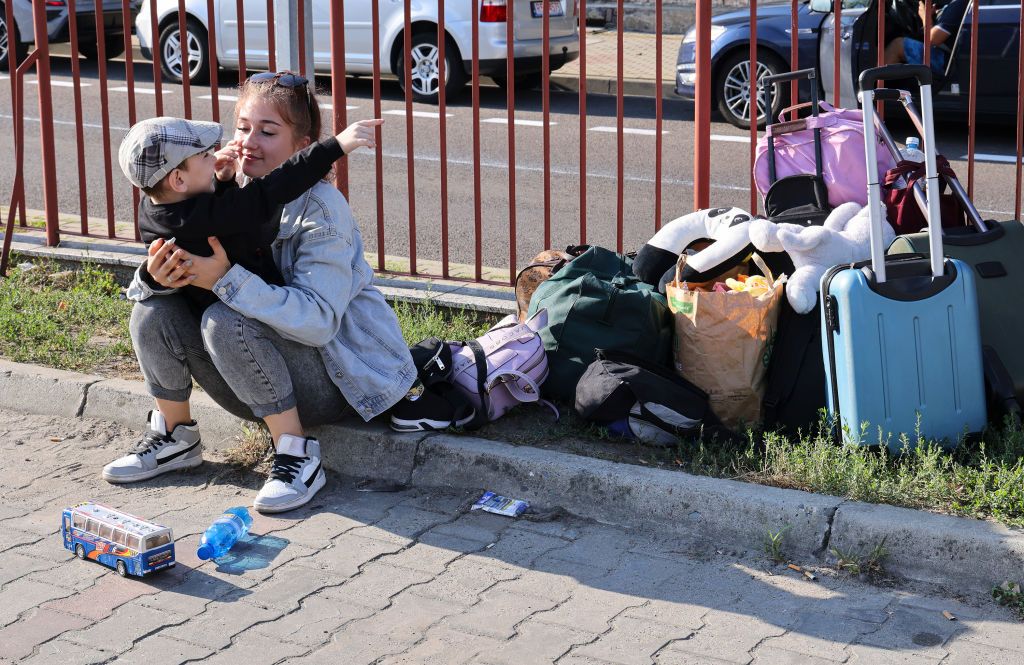 Украинские беженцы на железнодорожном вокзале Перемышль-Главный