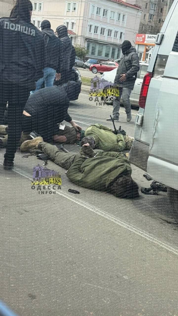 Стрілянина та погоня: в Одесі спецназ СБУ затримав військовослужбовців ТЦК, з'явилося відео 1