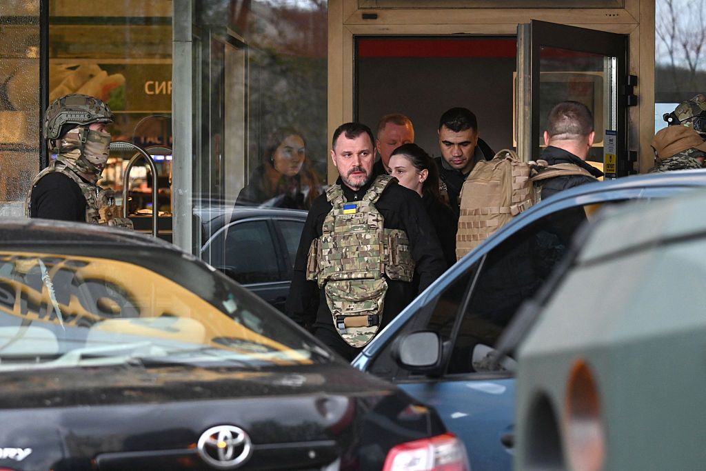 Игорь Клименко выходит из Велмарта после теракта