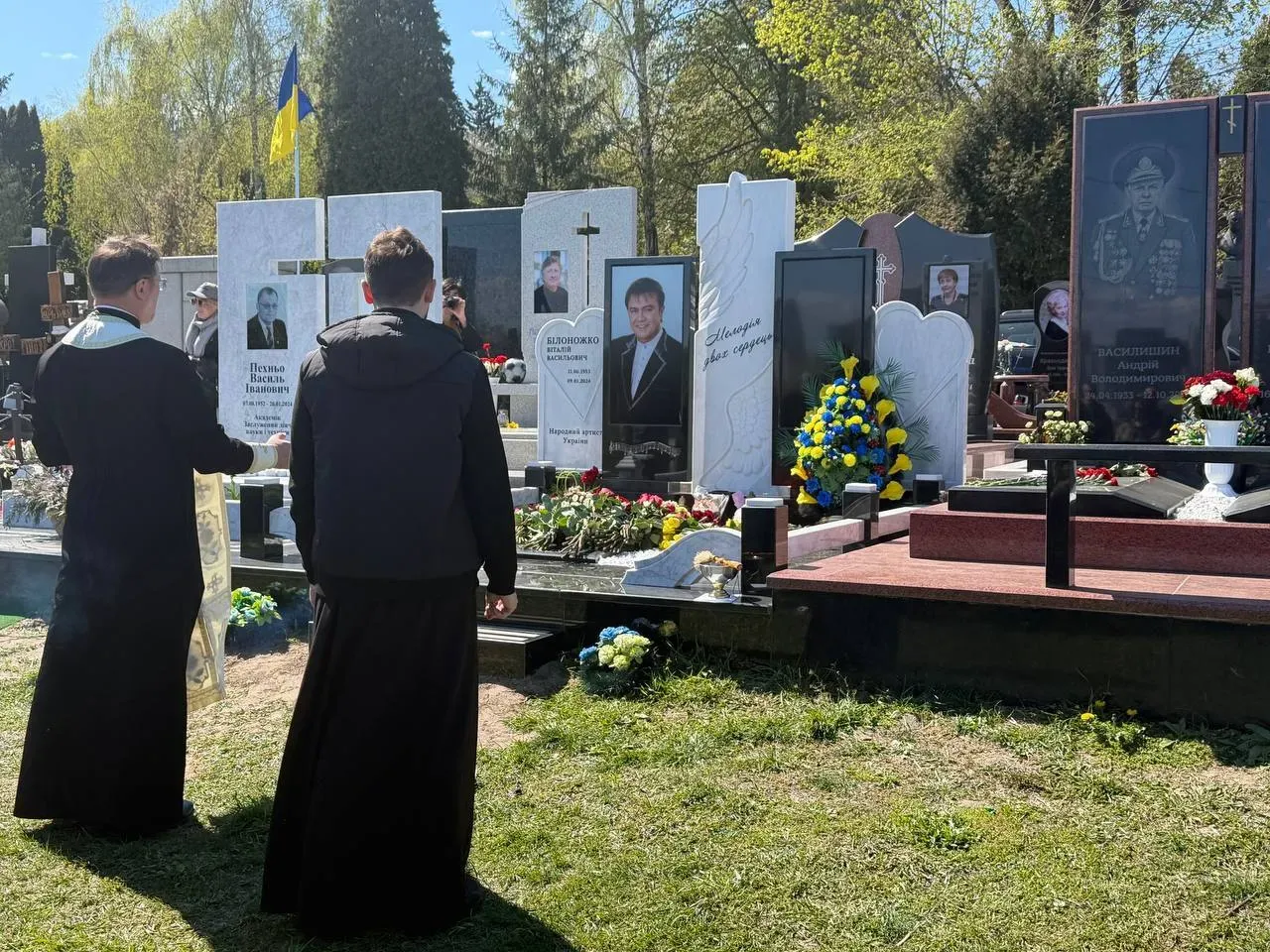 Пам'ятник Віталію Білоножко.