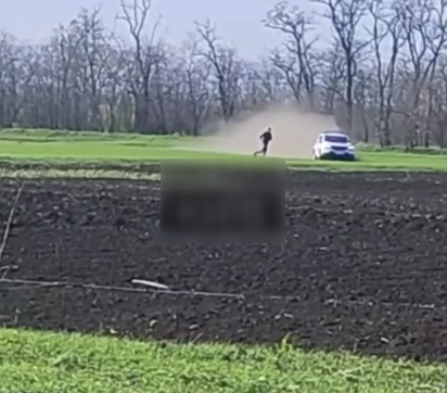 Полиция преследует человека в поле