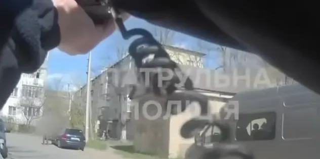 поліція затримує злочинця