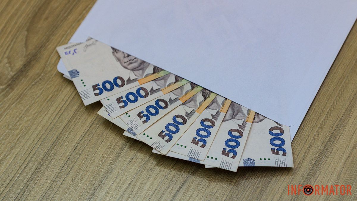 Гроші в конверті, фото: Інформатор