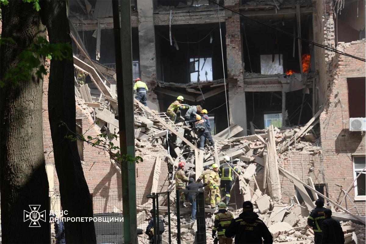 Росіяни влучили в ще одну багатоповерхівку в Дніпрі: загинула жінка 1