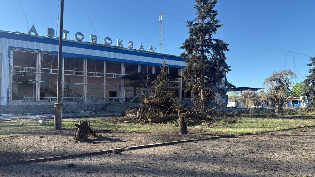 Поврежден автовокзал Славянска в результате обстрелов. Фото: ОВА