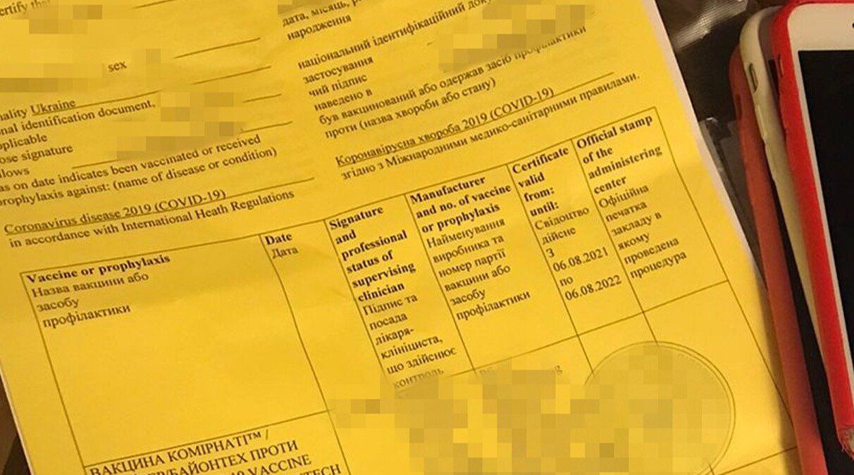 Жителі Чернівців працевлаштовували українців за кордоном з підробленими документами та COVID-19