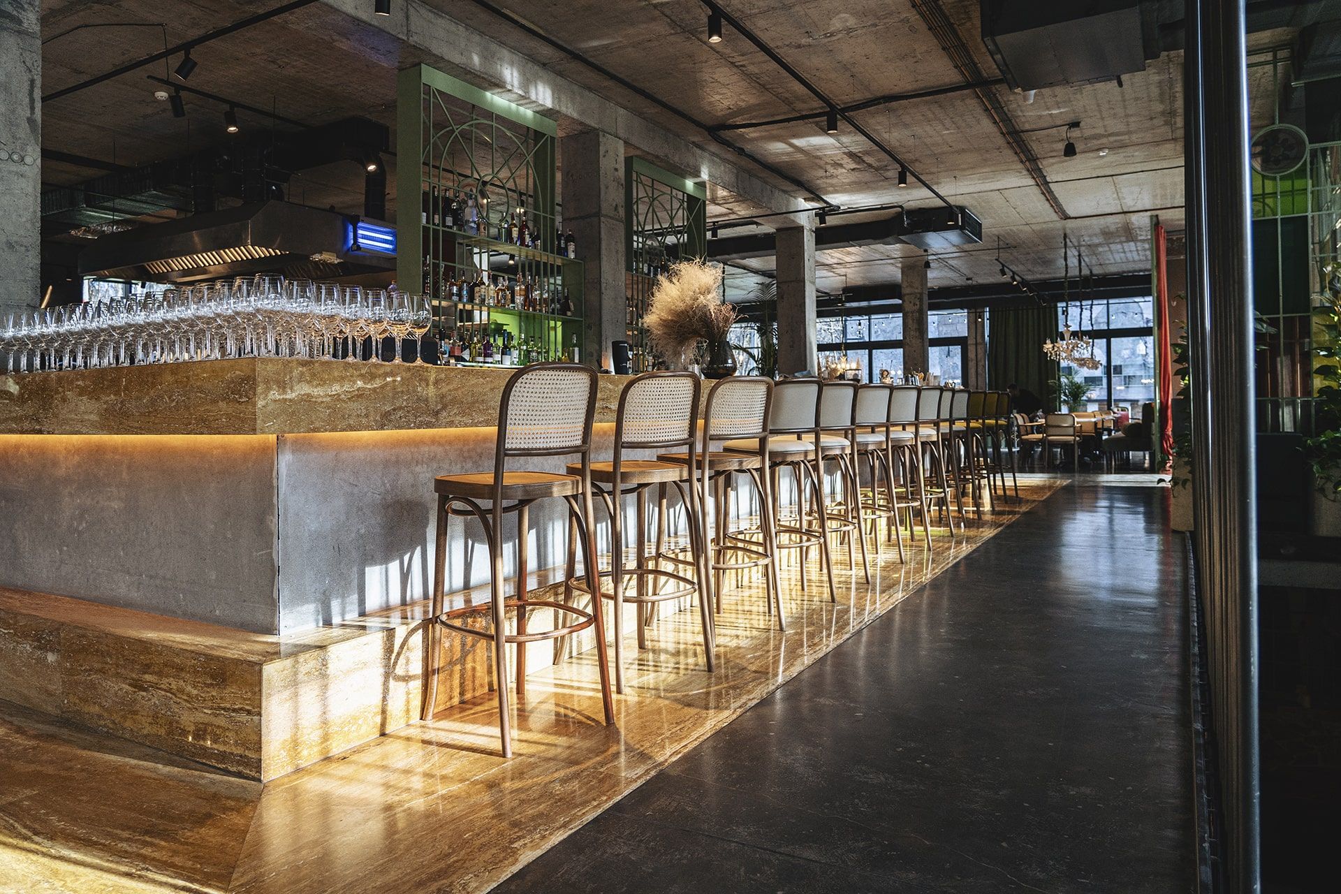 Як меблі впливають на середній чек: психологія простору в ресторані 1