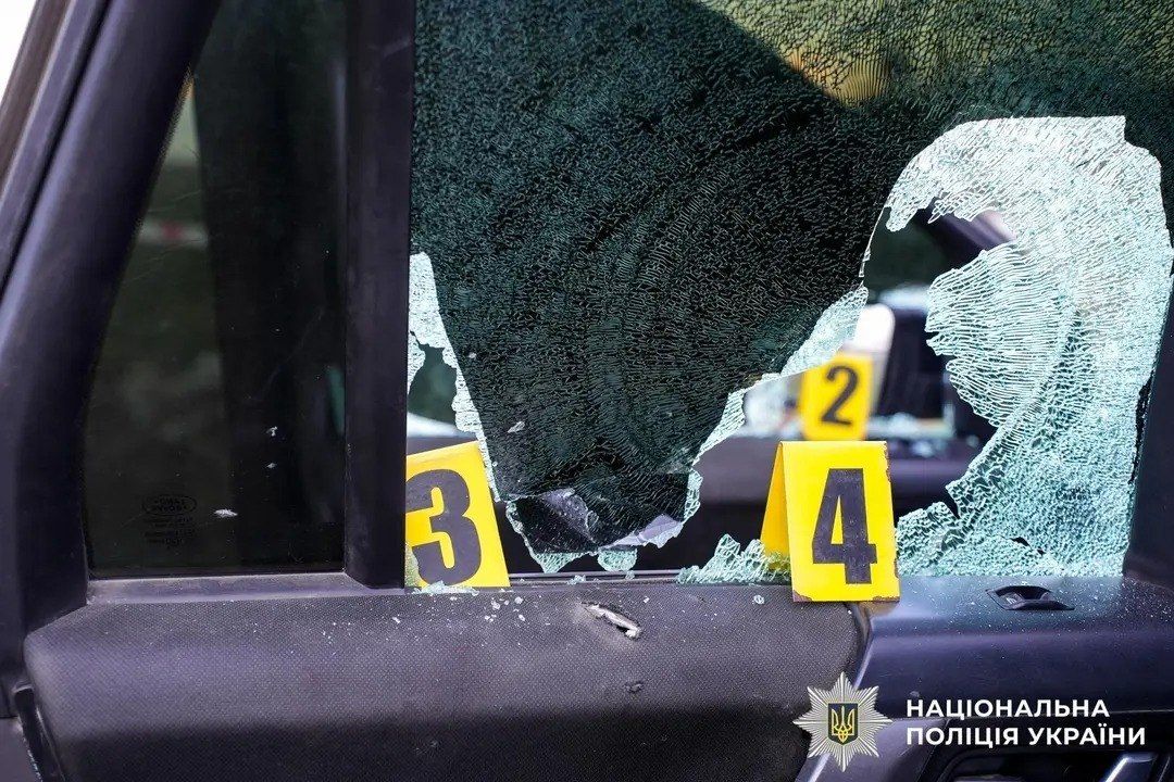 Нападающий на ТЦК стрелял в автомобиль копов