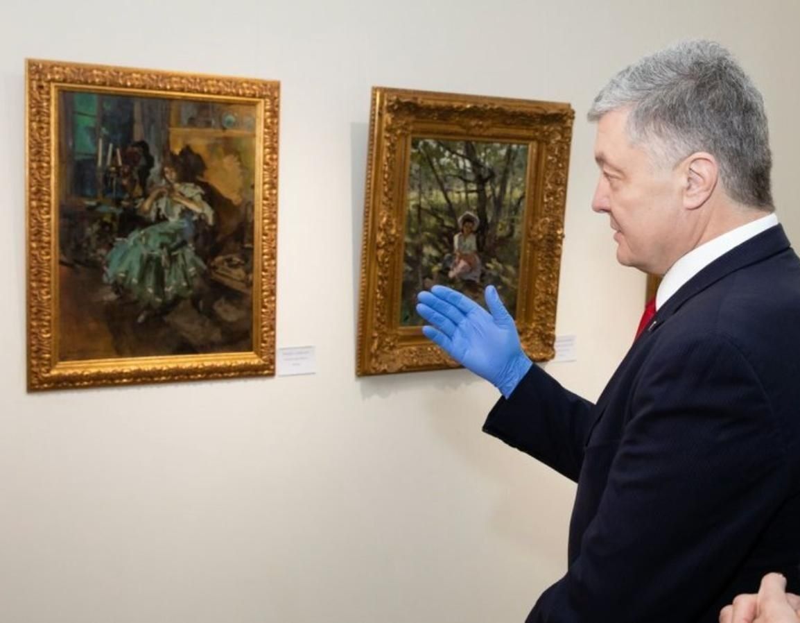 Порошенко смотрит на картины Константина Коровина, русского художника