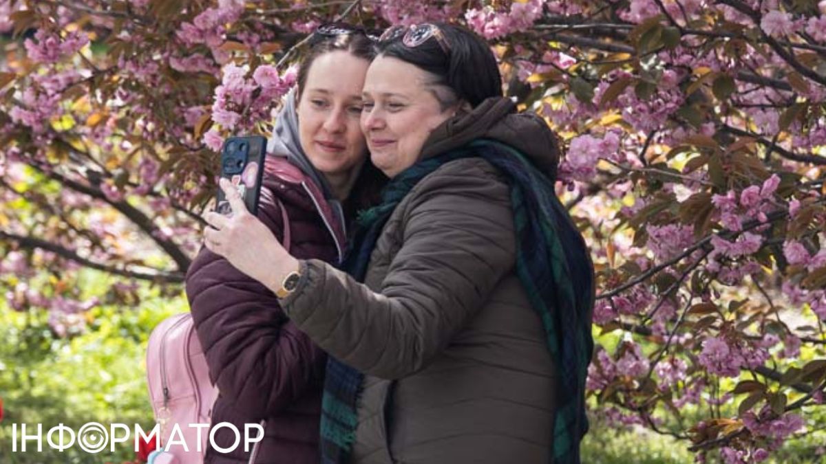 Жінки з телефоном Фото: Інформатор