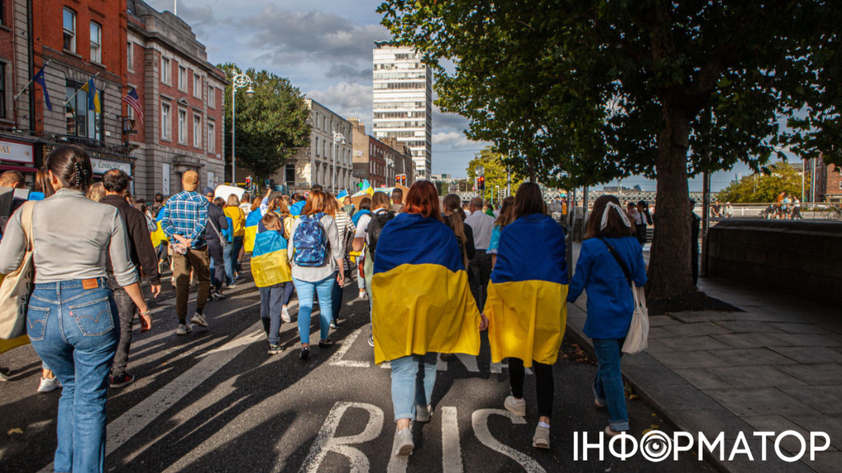 українці