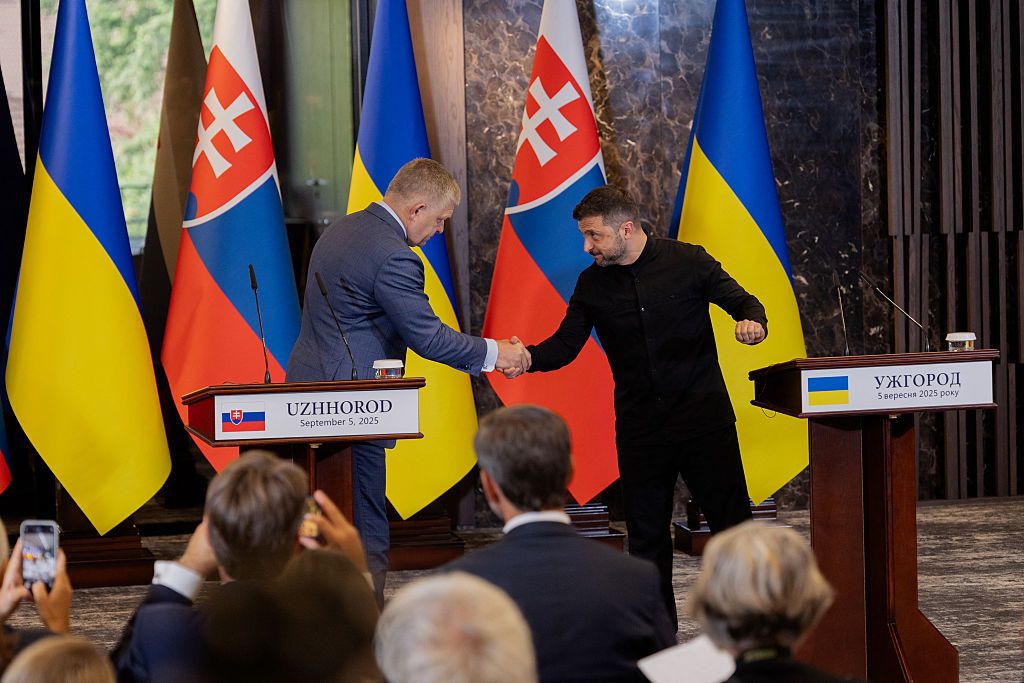 Володимир Зеленський потискає руку Роберту Фіцо
