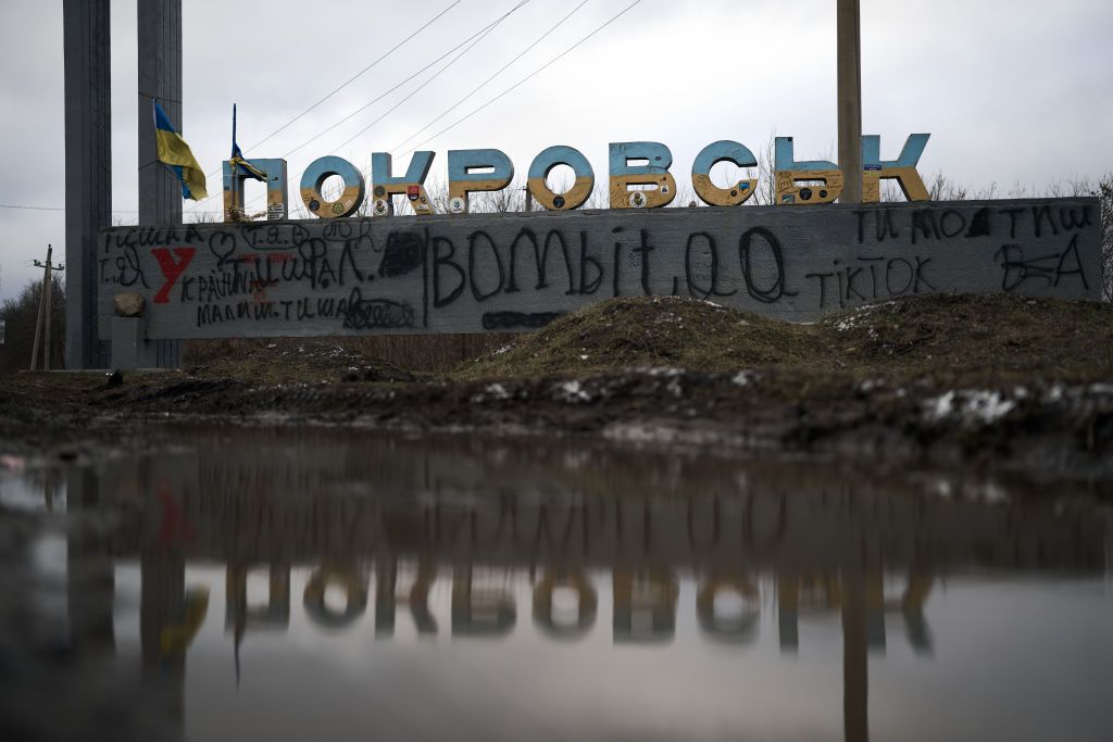 Покровськ видно біля зруйнованого міста