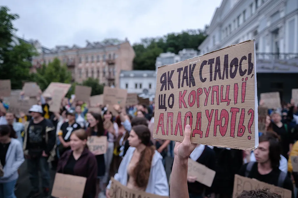 Українці вважають корупцію найбільшою загрозою розвитку країни