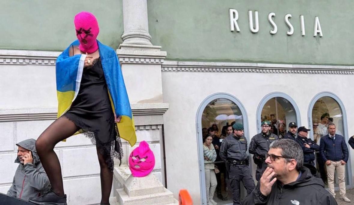 Активістки Pussy Riot і Femen провели акцію біля російського павільйону на Венеційській бієнале