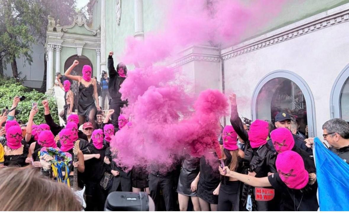 Активістки Pussy Riot і Femen провели акцію біля російського павільйону на Венеційській бієнале 1