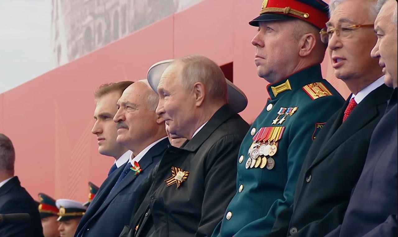 Путин на параде сидел рядом с Лукашенко