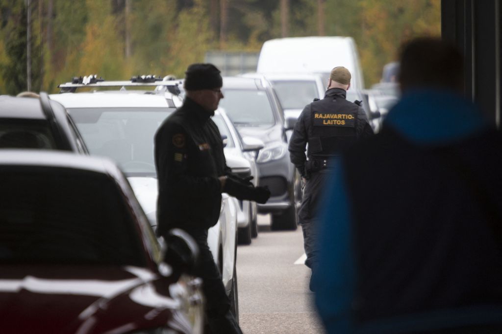 Фінські прикордонники перевіряють автомобілі на прикордонному контрольно-пропускному пункті Ваалімаа між Фінляндією та Росією