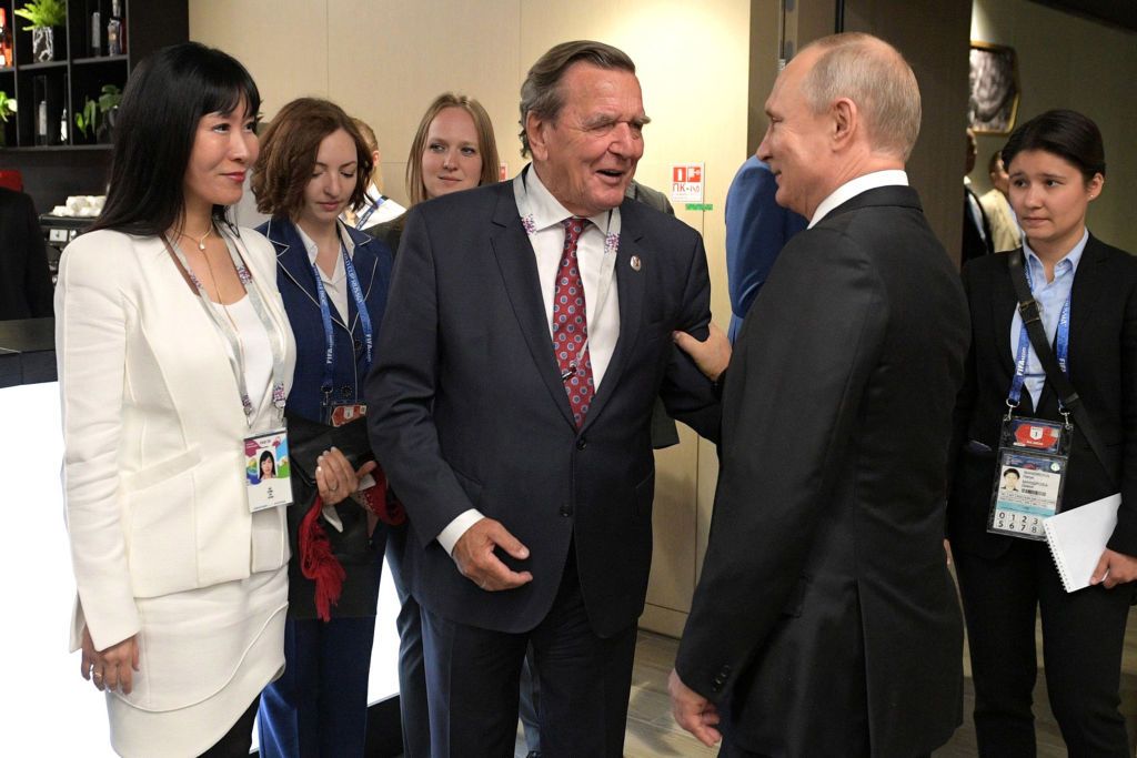 Путін з Герхардом Шредерем в Москві