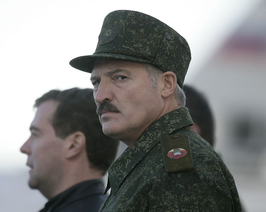 Президент Беларуси Александр Лукашенко вместе с Дмитрием Медведевым посещают военный парад после совместных военных учений 29 сентября 2009 года вблизи Барановичей в Беларуси