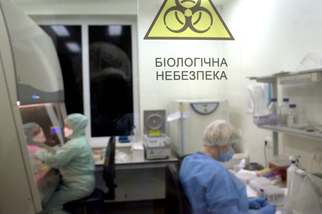 Символ биологической опасности на дверях бактериологической лаборатории